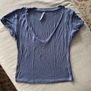 Tresics Basics - Periwinkle Blue V-Neck Crop T-Shirt Sz L EUC